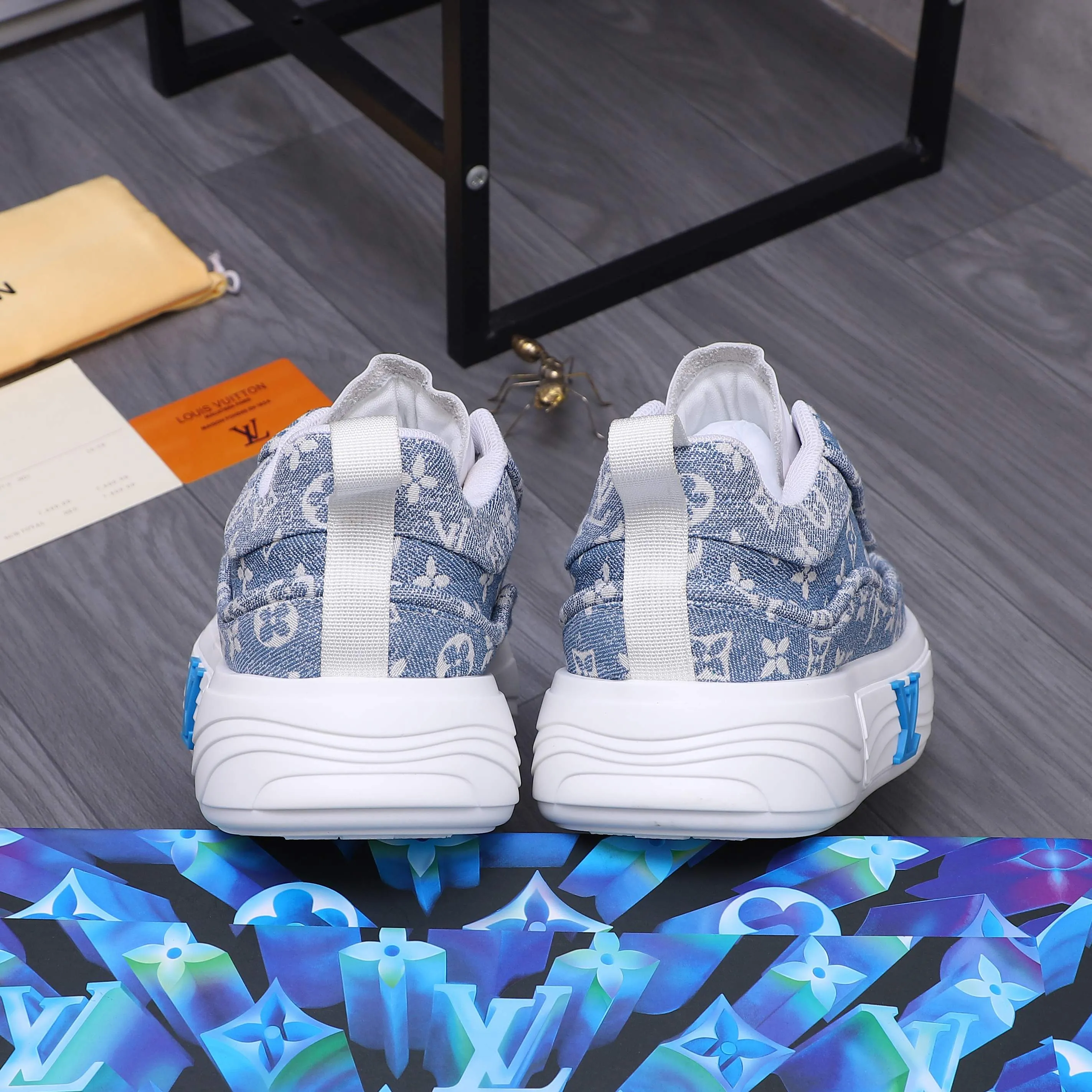 Men's shoes 💰560 Product trademark: LV [Louis Vuitton] casual shoes, regular size. Size: 38-46 (38.45.46 is custom-made and non-returnable) Product materials: Selected breathable denim woven upper, cowhide insole, mesh lining, original outsole